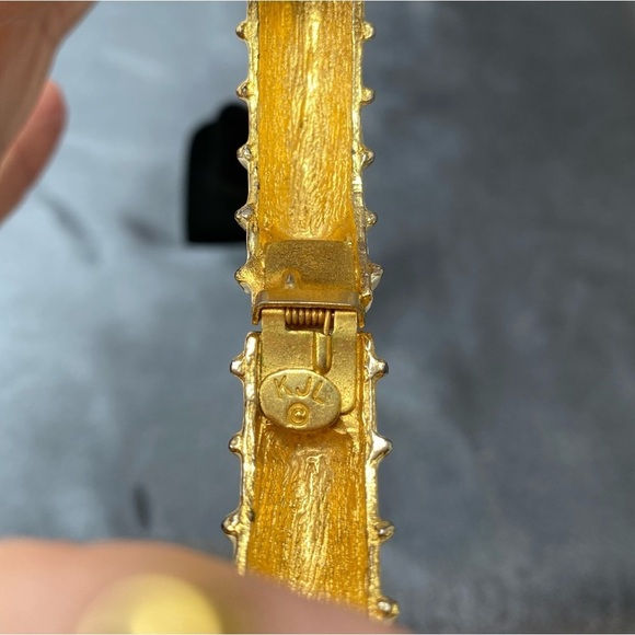 Kenneth Jay Lane Gold, town with cream enamel - Picture 4 of 6